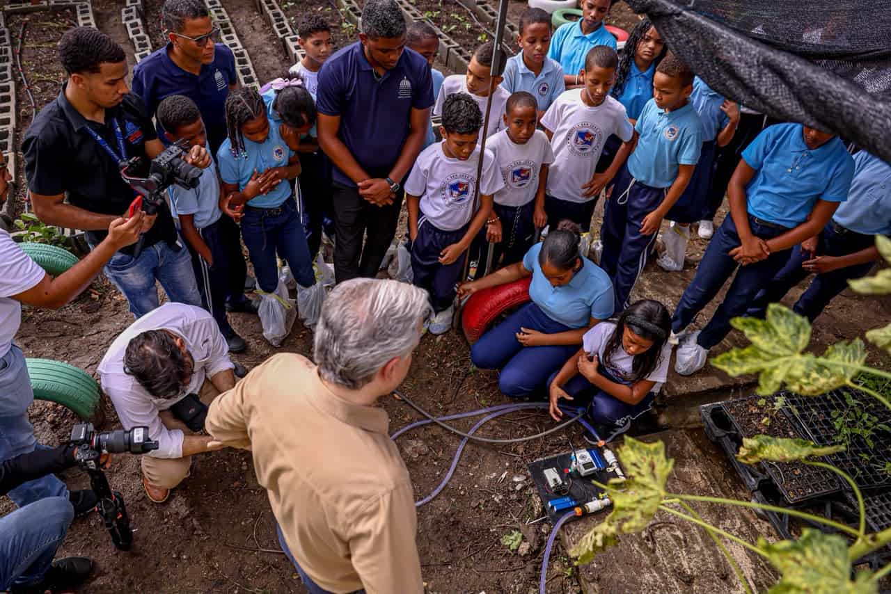 Estudiantes y docentes del Centro Educativo San José Obrero presentan al ministro de Educación, Luis Miguel De Camps, los proyectos de innovación tecnológica desarrollados en el centro educativo.