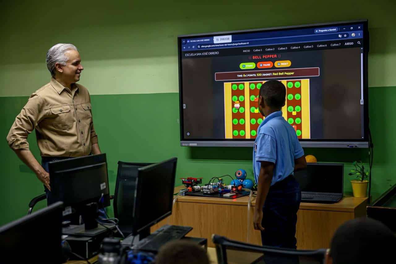Alumnos del Centro Educativo San José Obrero explican al ministro Luis Miguel De Camps los proyectos con los que aplican en la práctica los conocimientos adquiridos en las aulas.