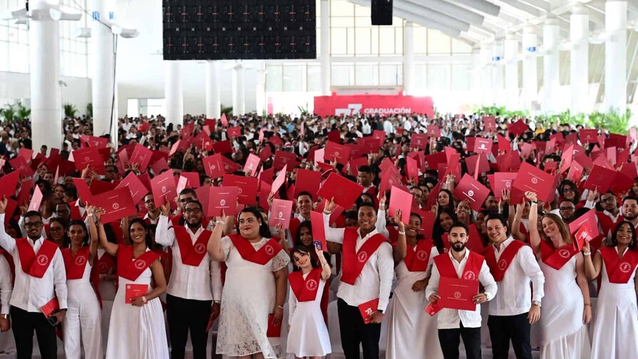 Intec grad&uacute;a a 945 nuevos profesionales; el 63 % son mujeres