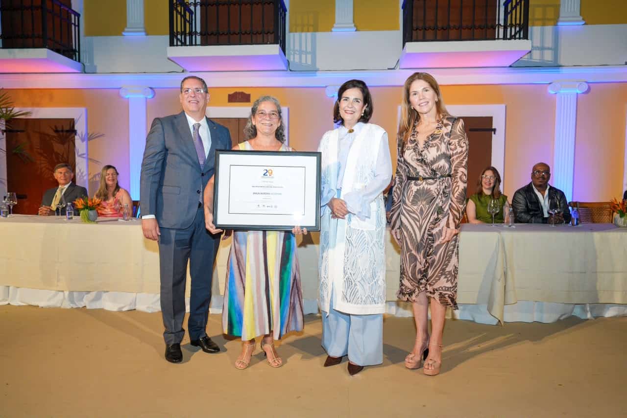 Madre de Julia Aurora Guzm&aacute;n, recibe premio de su hija, quien obtuvo la Residencia BHD en Walter & Nicole Leblanc Foundation Bruselas.