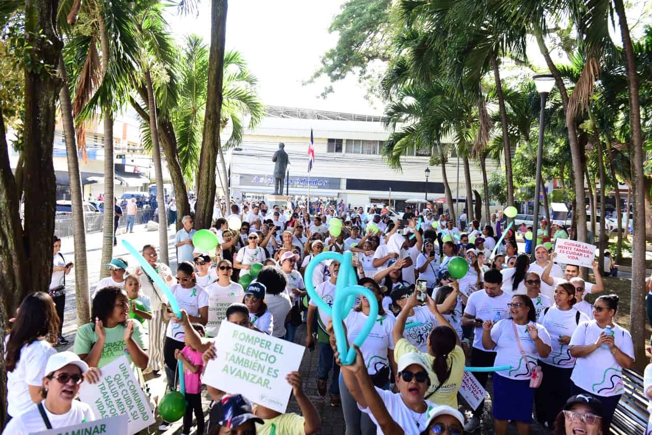 Parte del público que participó en la caminata en Santiago