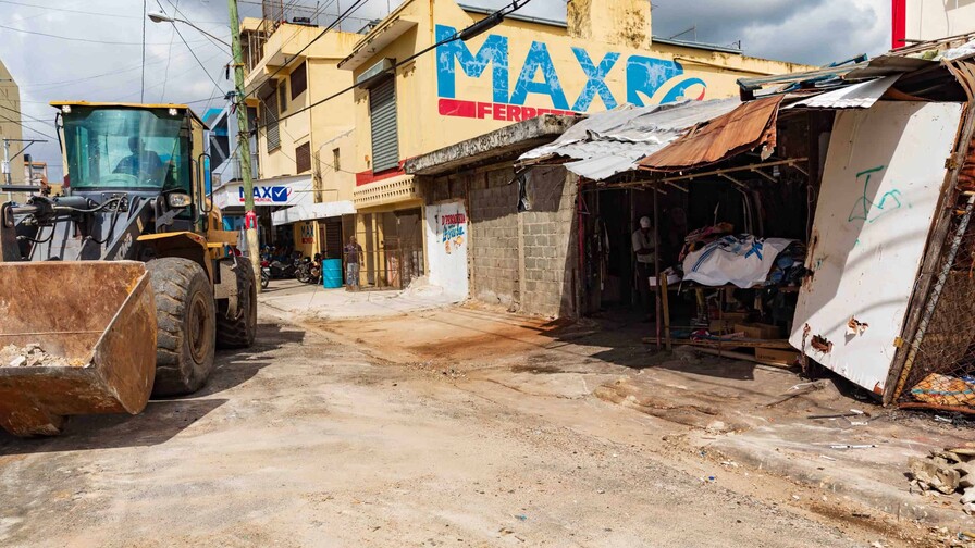 Alcaldía del Distrito Nacional retira cuatro casetas que obstruían aceras en Villa Consuelo Alcaldía del Distrito Nacional retira cuatro casetas que obstruían aceras en Villa Consuelo