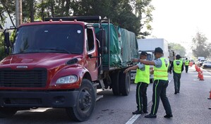 Digesett coloca cintas reflectivas a 100 veh&iacute;culos pesados en La Cumbre