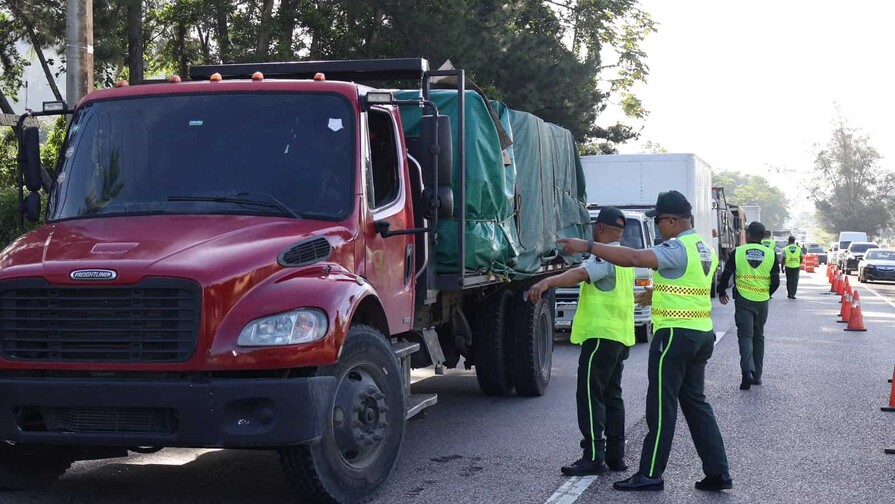 Digesett coloca cintas reflectivas a 100 vehículos pesados en La Cumbre Digesett coloca cintas reflectivas a 100 vehículos pesados en La Cumbre