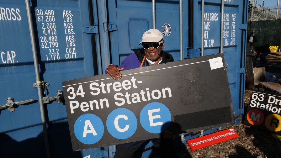 Un pedacito de Nueva York en venta: el metro convierte sus viejos objetos en tesoros