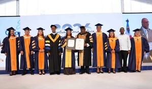 La UAPA grad&uacute;a a 1,632 profesionales y otorga doctorado honoris causa a Jes&uacute;s Castro Marte