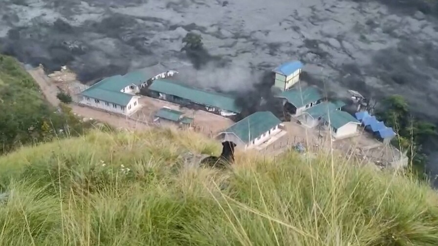 Inundación en Nepal arrastra decenas de casas y deja cinco desaparecidos Inundación en Nepal arrastra decenas de casas y deja cinco desaparecidos