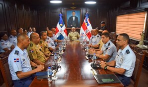 Ministro de Defensa revisa planes de seguridad con altos mandos militares