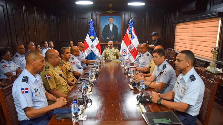 Ministro de Defensa revisa planes de seguridad con altos mandos militares