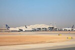 Un proyectil impacta contra la Terminal 4 del aeropuerto internacional Rey Khalid de Riad