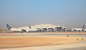 Un proyectil impacta contra la Terminal 4 del aeropuerto internacional Rey Khalid de Riad