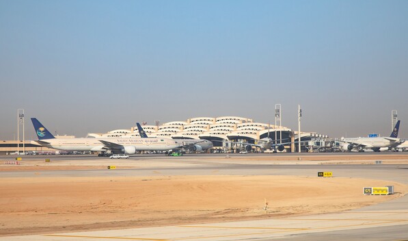 Hut&iacute;es dicen haber atacado de nuevo aeropuerto Rey Khaled de Riad con un misil bal&iacute;stico