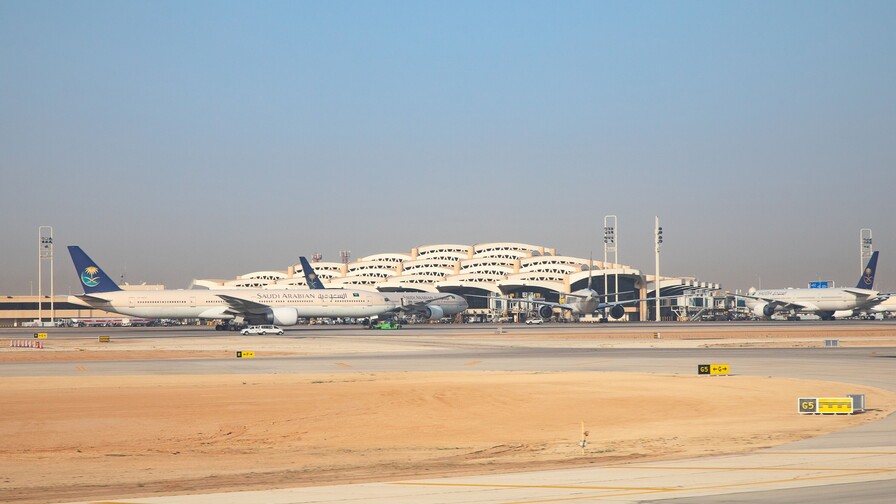 Un proyectil impacta contra la Terminal 4 del aeropuerto internacional Rey Khalid de Riad Un proyectil impacta contra la Terminal 4 del aeropuerto internacional Rey Khalid de Riad