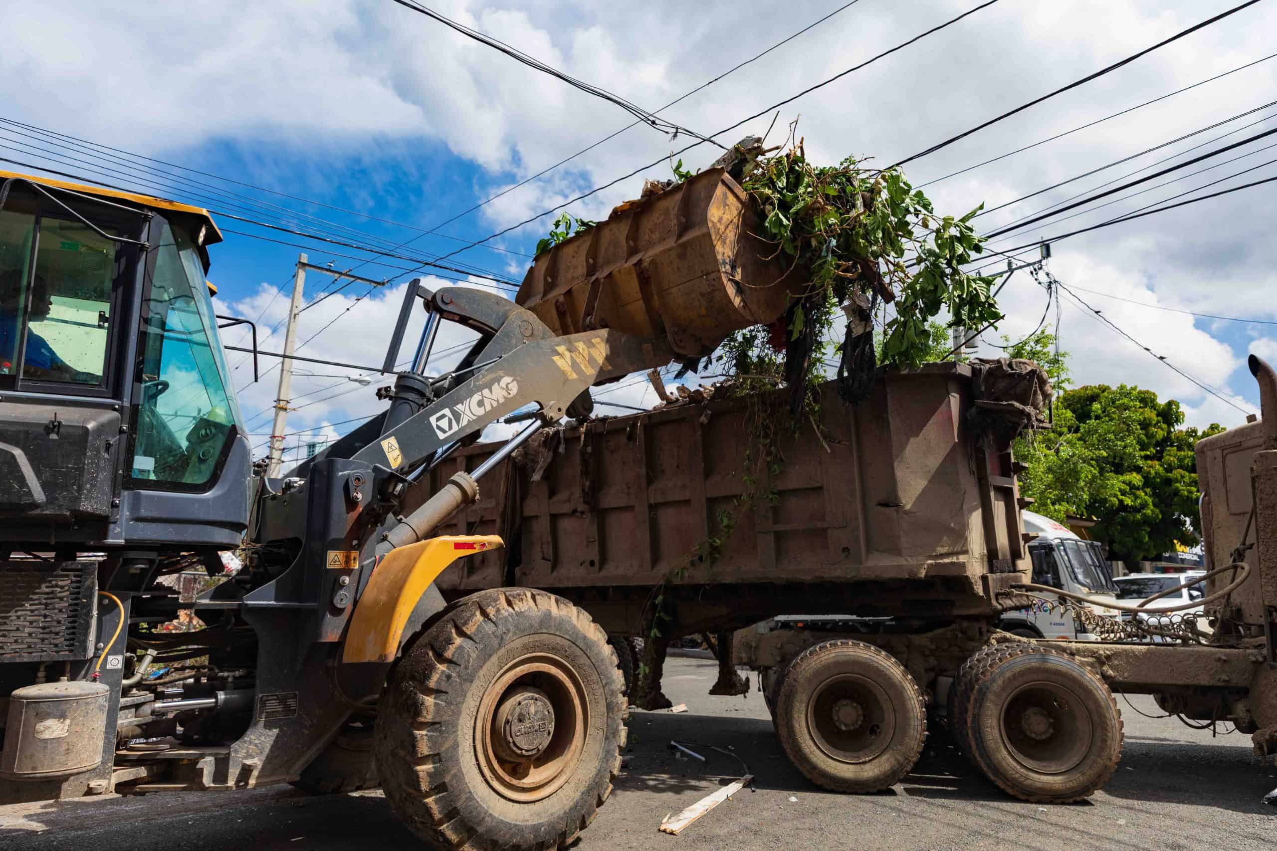 Máquinas durante trabajos de recuperación de espacios