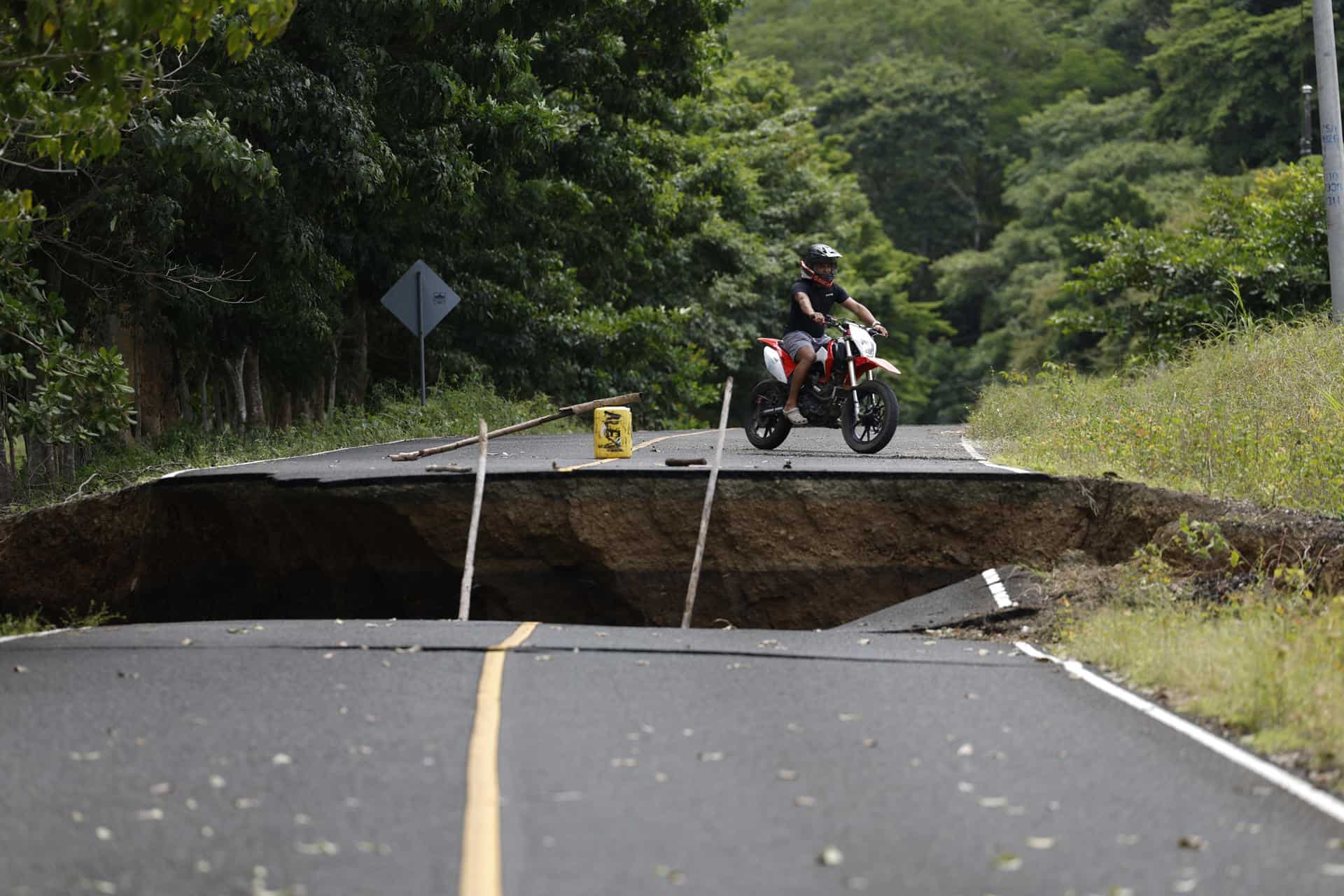 Fotografía que muestra este domingo una carretera destruida en Búcaro (Panamá).