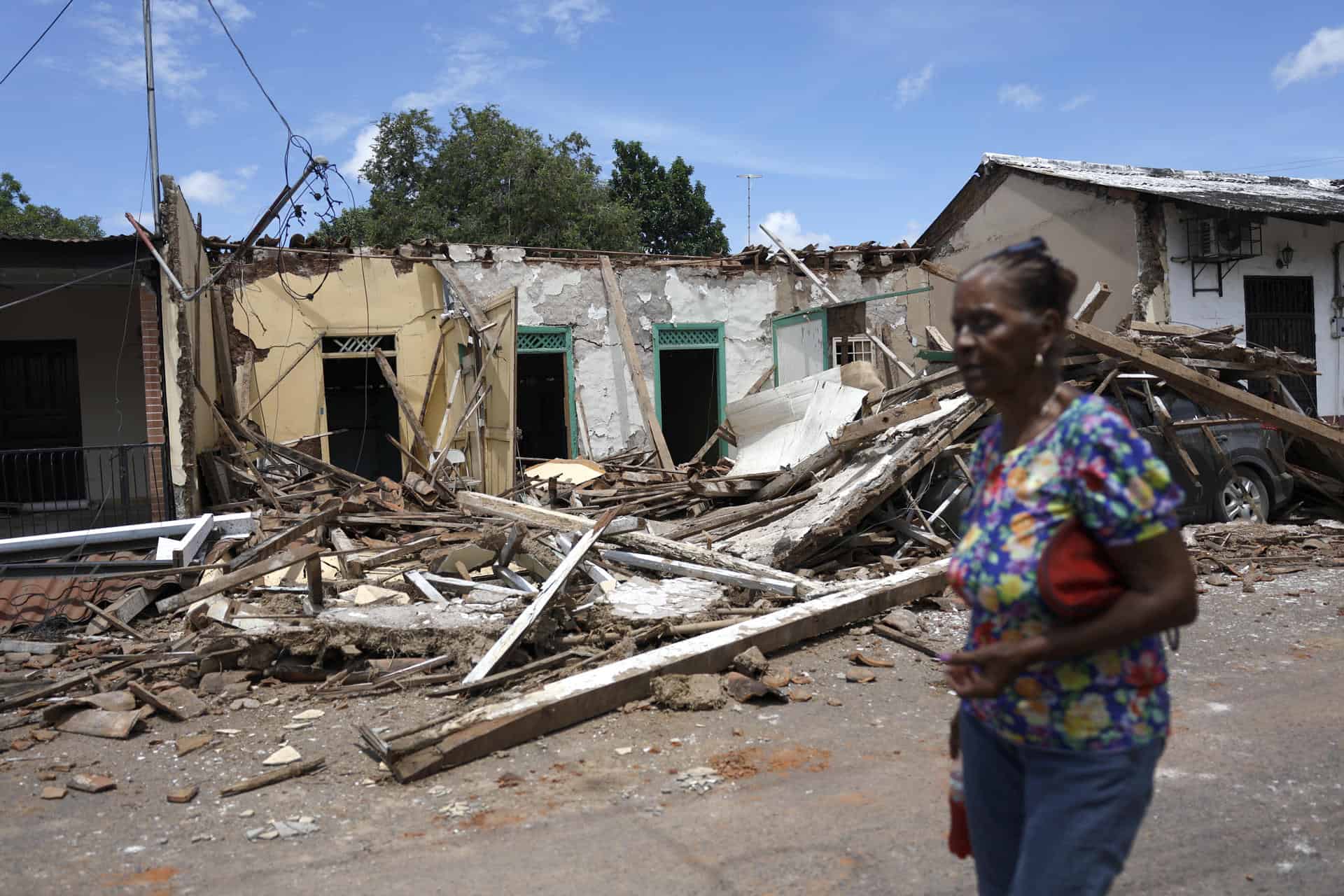  Una mujer camina cerca de escombros de casas dañadas por el terremoto de magnitud 7.7 ocurrido este viernes en La Villa de Los Santos (Panamá).