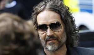 El actor Russell Brand llega al tribunal en el comienzo de su juicio por violaci&oacute;n