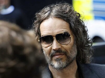 Actor Russell Brand llega al tribunal en el comienzo de su juicio