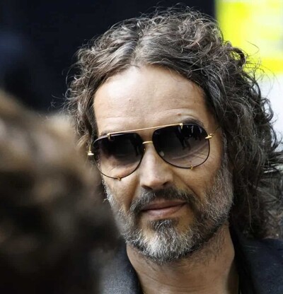 El actor Russell Brand llega al tribunal en el comienzo de su juicio por violaci&oacute;n
