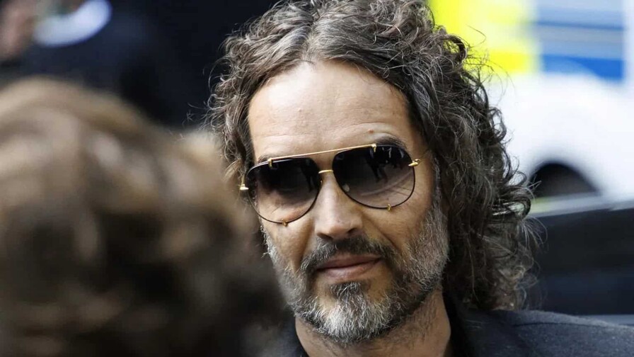 El actor Russell Brand llega al tribunal en el comienzo de su juicio por violaci&oacute;n