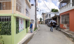 Escasez de agua obliga a familias de Villa Mella a comprar camiones cisterna