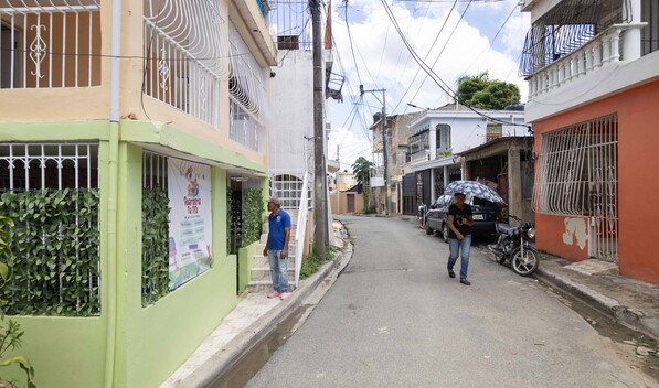 Escasez de agua obliga a familias de Villa Mella a comprar camiones cisterna