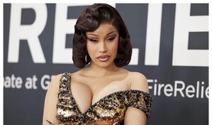 Cardi B deja el glamour a un lado y se vuelve viral limpiando la casa de su familia en RD