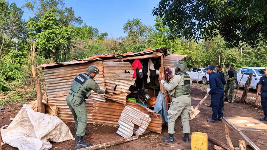 Detienen a 23 haitianos y desmantelan 15 casuchas en la Sierra de Bahoruco