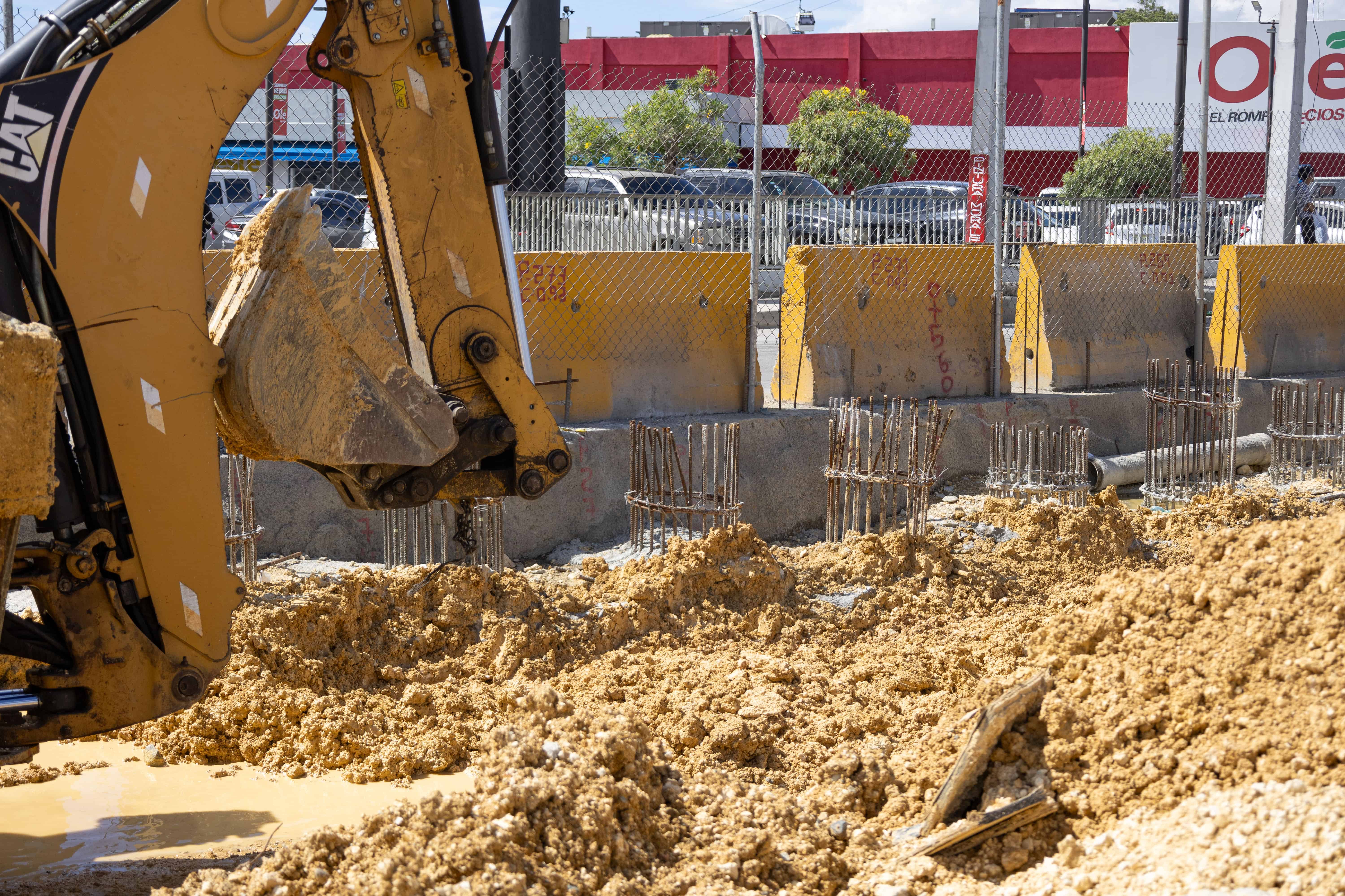 Columnas hincadas que será el soporte del túnel tipo trinchera.