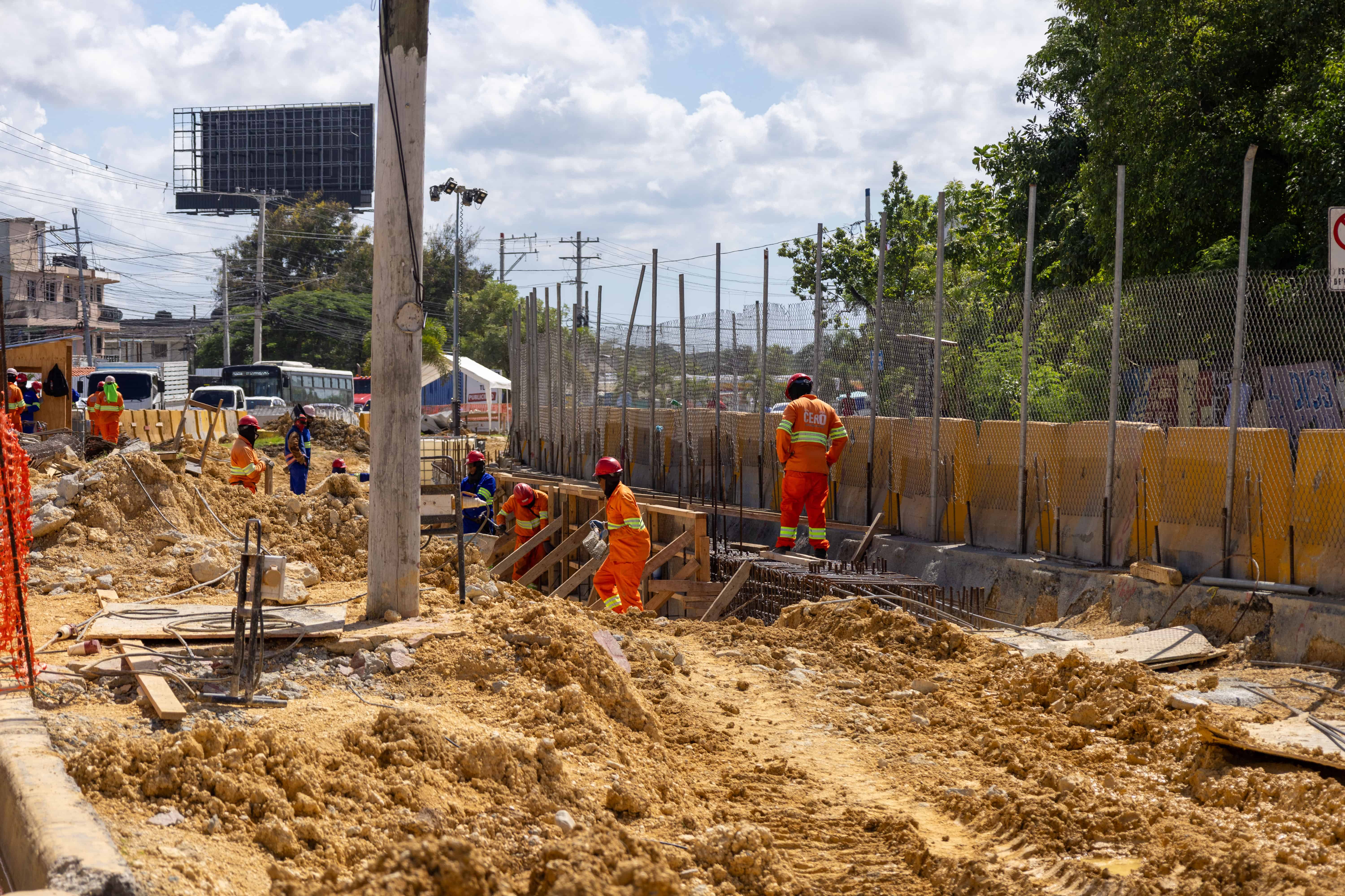 La parte norte y sur de la avenida Charle dde Gaulle es impactada por los trabajos.