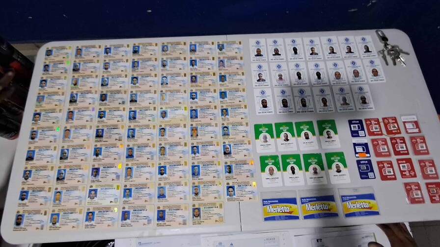 Apresan a cuatro hombres por presunta falsificaci&oacute;n de cheques y documentos en Moca