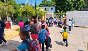 Hombre armado irrumpe en escuela y amenaza con matar al director en Barahona