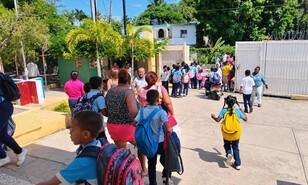 Hombre armado irrumpe en escuela y amenaza con matar al director en Barahona