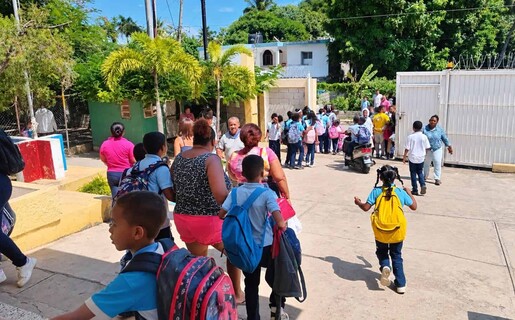 Hombre armado irrumpe en escuela y amenaza con matar al director en Barahona