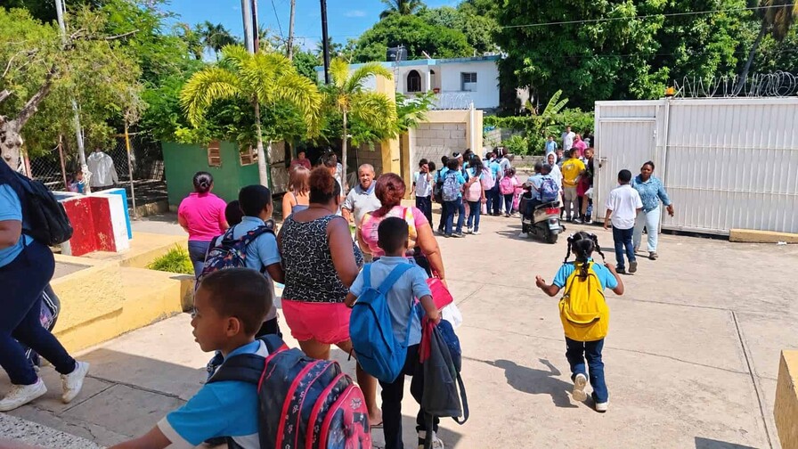 Hombre armado irrumpe en escuela y amenaza con matar al director en Barahona
