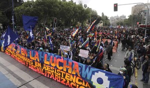 Pueblos originarios marchan durante el D&iacute;a del Encuentro de Dos Mundos en Santiago