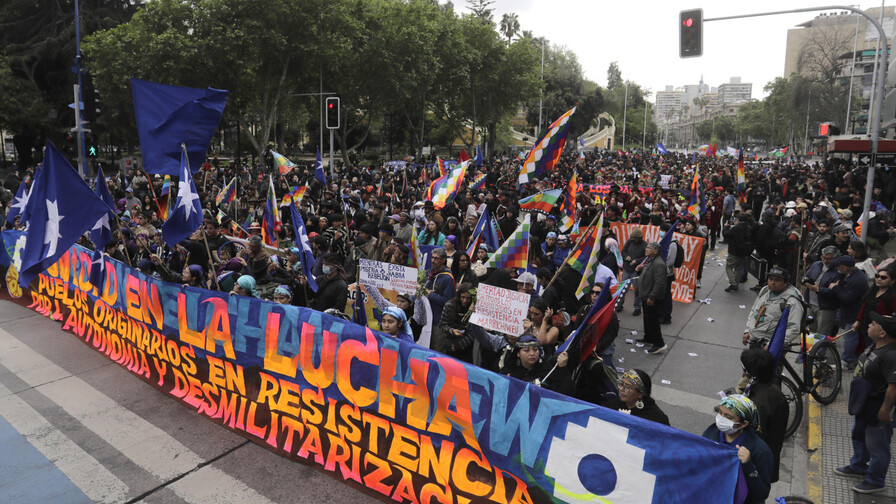 Pueblos originarios marchan durante el Día del Encuentro de Dos Mundos en Santiago Pueblos originarios marchan durante el Día del Encuentro de Dos Mundos en Santiago