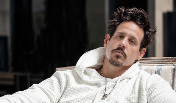 Mario Ceara regresa a la m&uacute;sica con "Y es que t&uacute;", una canci&oacute;n dedicada a su esposa