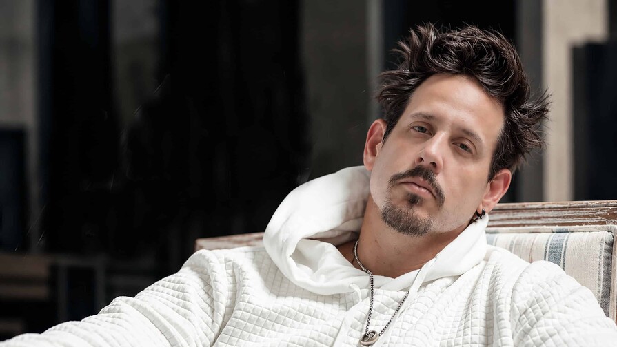 Mario Ceara regresa a la m&uacute;sica con "Y es que t&uacute;", una canci&oacute;n dedicada a su esposa