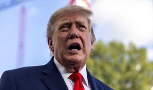 Trump llama gordo a un manifestante mientras es expulsado a golpes de su mitin