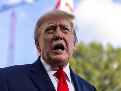 Trump llama "gordo" a un manifestante mientras es expulsado a golpes