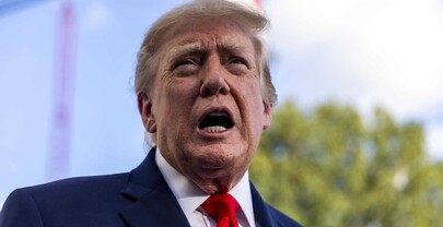 Trump llama gordo a un manifestante mientras es expulsado a golpes de su mitin