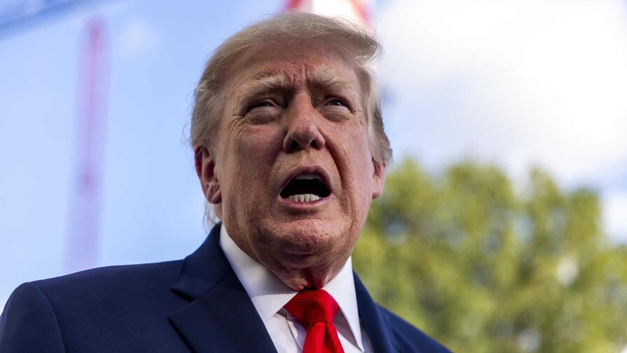 Trump llama gordo a un manifestante mientras es expulsado a golpes de su mitin Trump llama gordo a un manifestante mientras es expulsado a golpes de su mitin