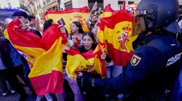 Tensi&oacute;n en Madrid entre acampados por la vivienda y manifestantes con banderas de Espa&ntilde;a