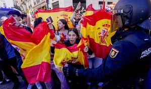 Tensi&oacute;n en Madrid entre acampados por la vivienda y manifestantes con banderas de Espa&ntilde;a