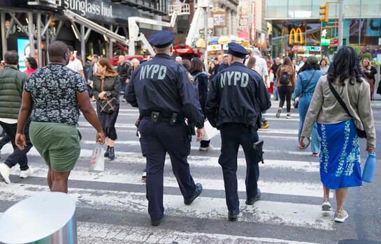 Arrestan a sargento de la Polic&iacute;a de Nueva York por enviar foto &iacute;ntima de una subordinada