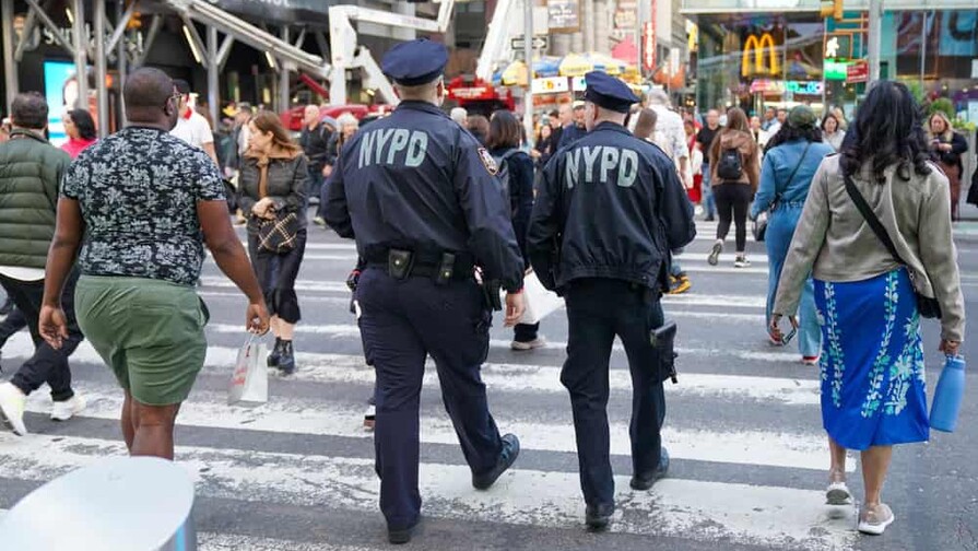 Arrestan a sargento de la Policía de Nueva York por enviar foto íntima de una subordinada Arrestan a sargento de la Policía de Nueva York por enviar foto íntima de una subordinada