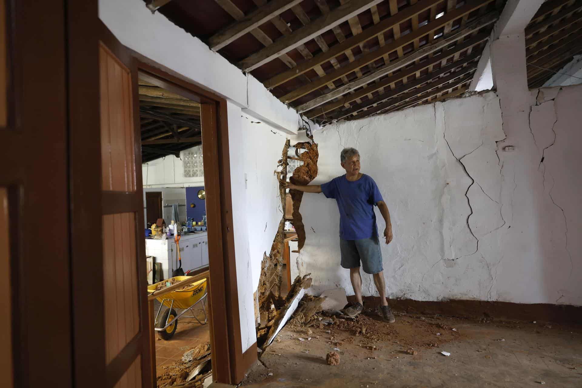 Jorge Martínez muestra los daños sufridos por su casa colonial de 180 años de antigüedad a causa de un terremoto de magnitud 7,7 en Macaracas, Panamá, el 11 de octubre de 2026.