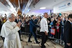 El papa entró andando al hospital acompañado de sus secretarios y médico personal El papa entró andando al hospital acompañado de sus secretarios y médico personal
