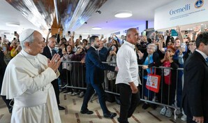 El papa entr&oacute; andando al hospital acompa&ntilde;ado de sus secretarios y m&eacute;dico personal